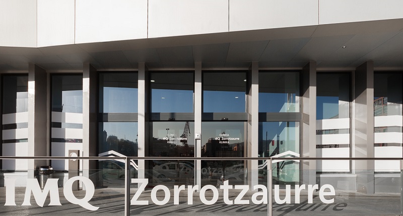 Detalle de la fachada de la Clínica IMQ Zorrotzaurre